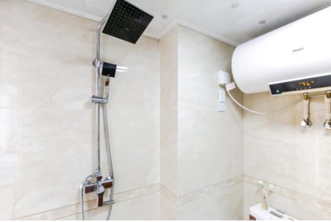 Design Suite | Bathroom | Shower, free toiletries, hair dryer