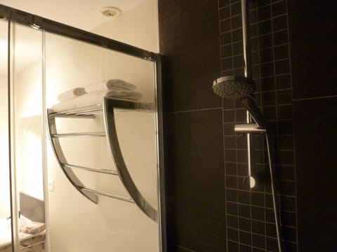 Quadruple Room | Bathroom | Shower, free toiletries, hair dryer, towels