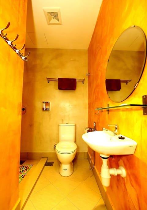 Deluxe King Room | Bathroom | Shower, free toiletries, towels