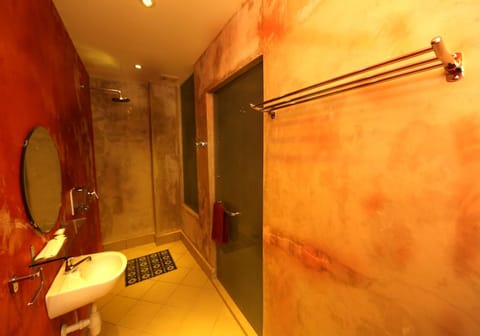 Standard Room | Bathroom | Shower, free toiletries, towels