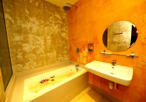 Deluxe King Room | Bathroom | Shower, free toiletries, towels