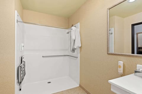 Combined shower/tub, hydromassage showerhead, free toiletries