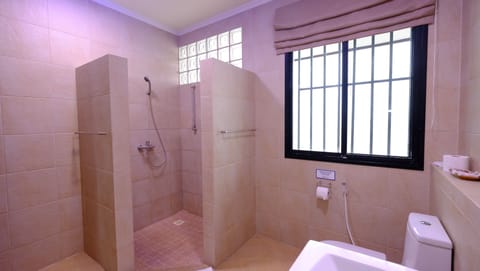 Poolside Seaview Room | Bathroom | Shower, free toiletries, hair dryer, towels