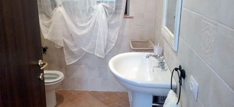 Standard Double Room, Ensuite, Garden View | Bathroom | Shower, hair dryer, bathrobes, bidet