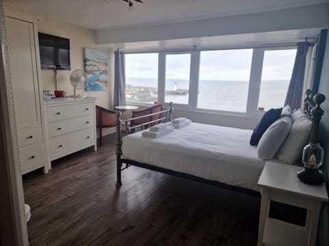 King Sized Double Room with Seaview | Blackout drapes, free WiFi, bed sheets