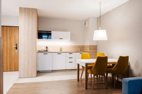 Rodzinny Apartament Typu Suite | Private kitchen | Fridge, microwave, stovetop, electric kettle