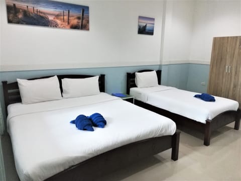 Classic Triple Room | In-room safe, free WiFi, bed sheets