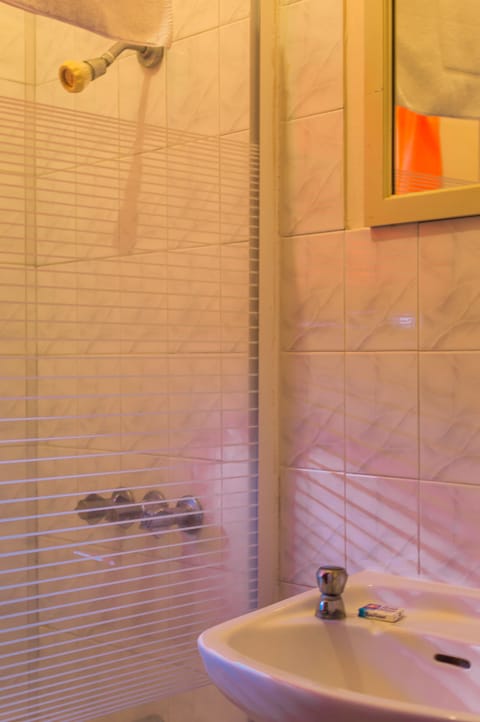 Standard Room | Bathroom | Shower, rainfall showerhead, free toiletries, towels