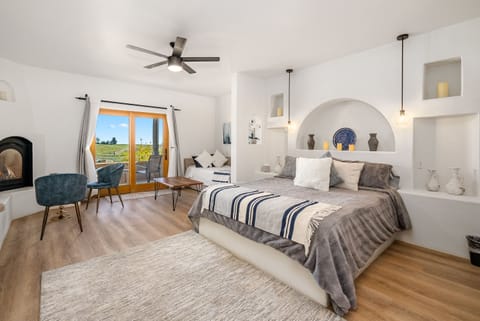 Deluxe Studio Suite, Vineyard View | Premium bedding, Tempur-Pedic beds, individually decorated