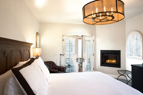 Deluxe Room, 1 King Bed, Fireplace, Courtyard View | Frette Italian sheets, premium bedding, down comforters, in-room safe