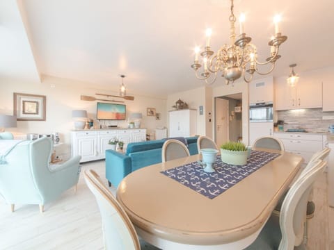 Property, Room, Interior Design, Furniture, Building, Real Estate, Dining Room, Ceiling, House, Floor