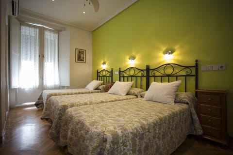 Triple Room, 3 Twin Beds, Private Bathroom | Desk, iron/ironing board, free WiFi, bed sheets
