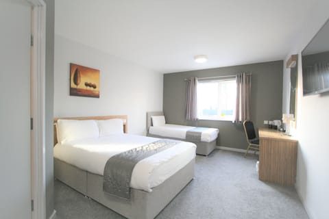 Family Room | Desk, iron/ironing board, free WiFi, bed sheets