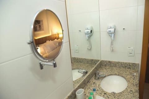 Suite Master | Bathroom | Shower, rainfall showerhead, free toiletries, hair dryer