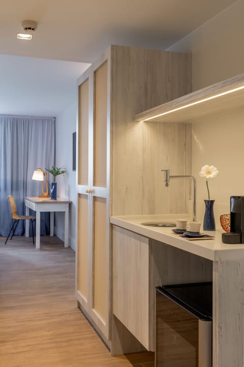 Quarto Luxo Twin Vista Rua | Minibar, in-room safe, individually decorated, individually furnished