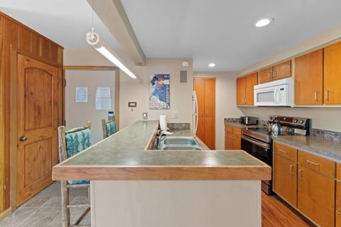 Full kitchen and breakfast bar with seating for 2