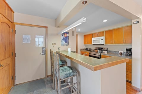 Full kitchen and breakfast bar with seating for 2