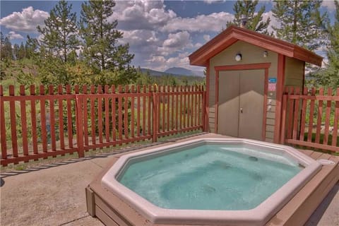 Family Apartment, 2 Bedrooms, Fireplace | Outdoor spa tub