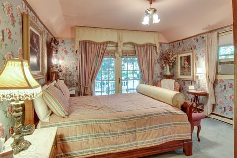 Eastlake Room | Hypo-allergenic bedding, individually decorated, individually furnished