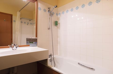 Combined shower/tub, hair dryer, towels