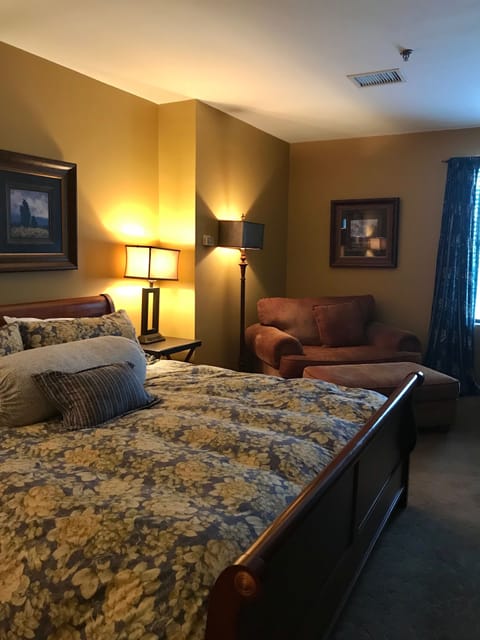 Standard Single Room, 1 King Bed | Pillowtop beds, individually decorated, individually furnished