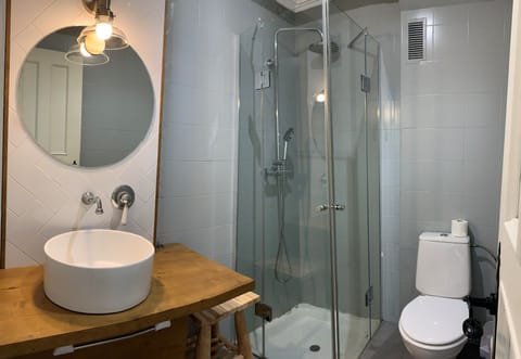 Deluxe Double Room | Bathroom | Shower, rainfall showerhead, towels