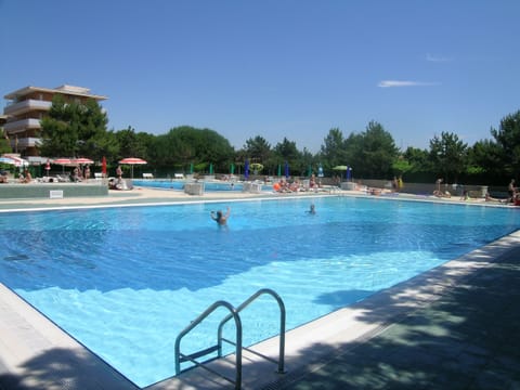 3 outdoor pools, pool umbrellas