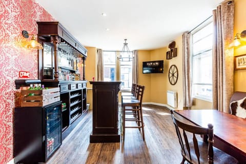 Standard Apartment, Private Bathroom (The Toon Saloon) | Bar (on property)