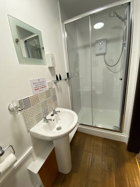 Twin Room | Bathroom | Shower, free toiletries, hair dryer, towels