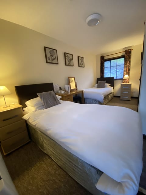 Twin Room | Desk, free WiFi, bed sheets