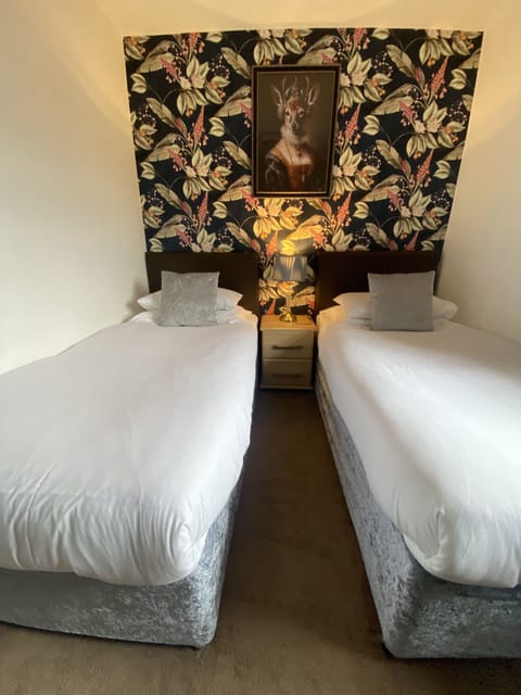 Twin Room | Desk, free WiFi, bed sheets