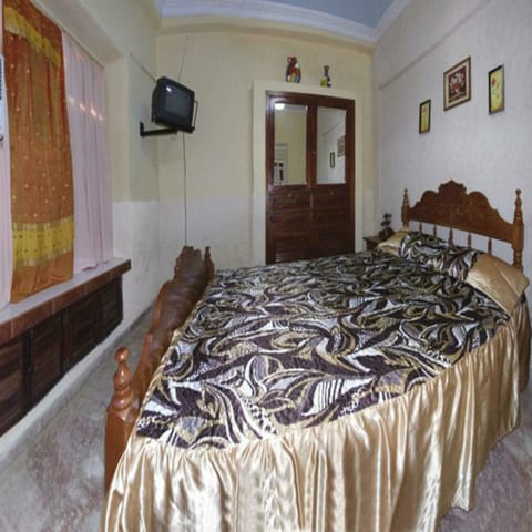 Double Room, Smoking | In-room safe, iron/ironing board, bed sheets