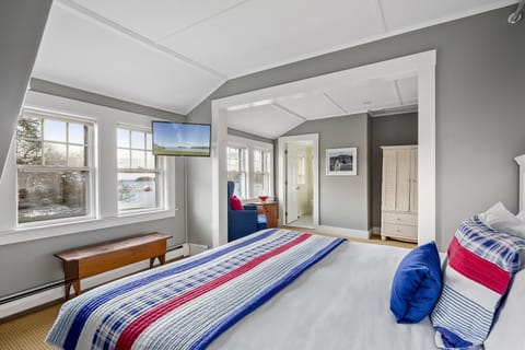 Outer Harbor View Suite (1, 3, 5, 7) | Hypo-allergenic bedding, individually decorated, individually furnished