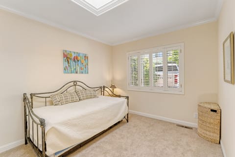 Day bed sleeps 2 people in 2 twin beds.