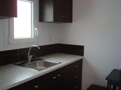 Studio | Private kitchen | Fridge, stovetop, electric kettle, cookware/dishes/utensils