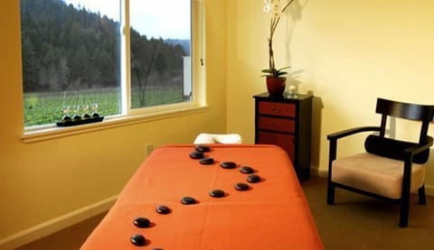 Couples treatment rooms, aromatherapy, hot stone massages