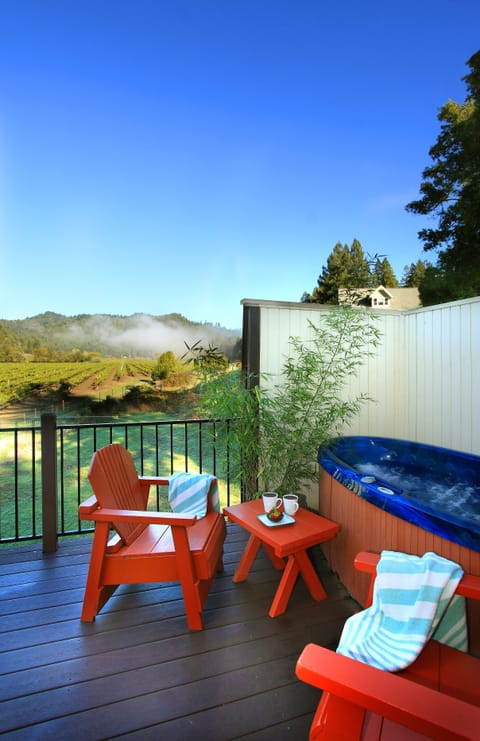 Suite (Vineyard Cottage Spa) | Jetted tub