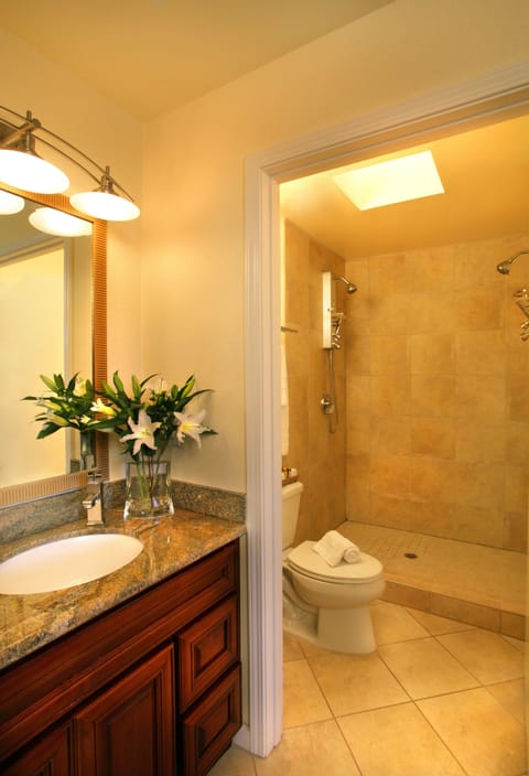 Suite (Vineyard Cottage Spa) | Bathroom | Combined shower/tub, designer toiletries, hair dryer, towels