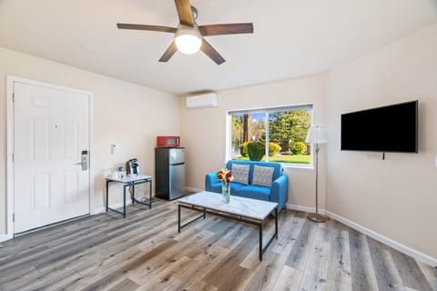 Standard Room, 1 King Bed | Egyptian cotton sheets, premium bedding, pillowtop beds, desk