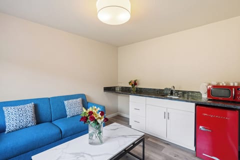 Deluxe Suite, 1 King Bed, Kitchenette, Valley View | Living area | Flat-screen TV