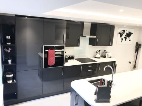 Fiddlesticks Apartment, 2 Bedrooms, En-Suite  | Private kitchen | Full-size fridge, microwave, oven, dishwasher