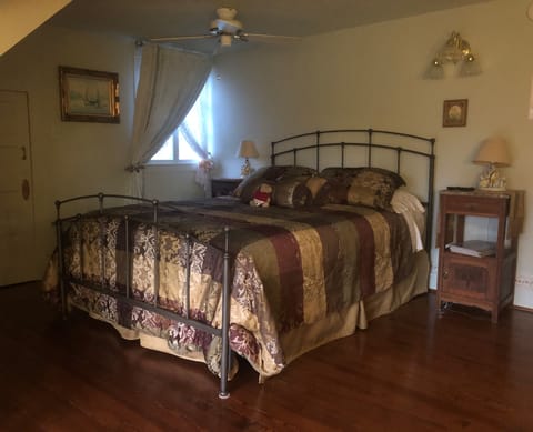 Traditional Room, 1 Queen Bed, Non Smoking | Fan