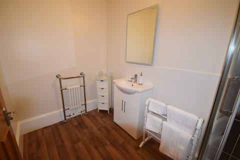 Twin Room, Ensuite | Bathroom | Towels