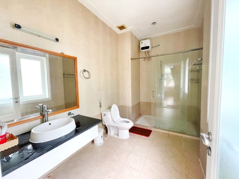 Family Villa, 3 Bedrooms | Bathroom | Free toiletries, hair dryer, slippers, towels