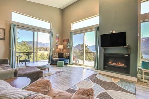Carson Vacation Rental | 3BR | 2BA | 1,760 Sq Ft | Stairs Required