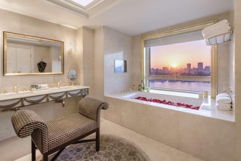 Presidential Suite | Bathroom | Combined shower/tub, jetted tub, rainfall showerhead