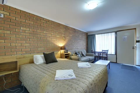 Deluxe Queen Room | Desk, iron/ironing board, free WiFi, bed sheets