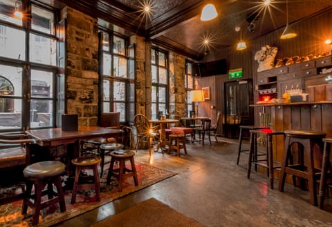 Serves breakfast, lunch, and dinner