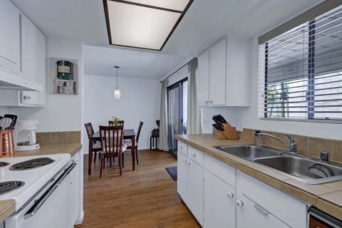 KITCHEN REVERSE - Oranj Palm Vacation Homes.jpg