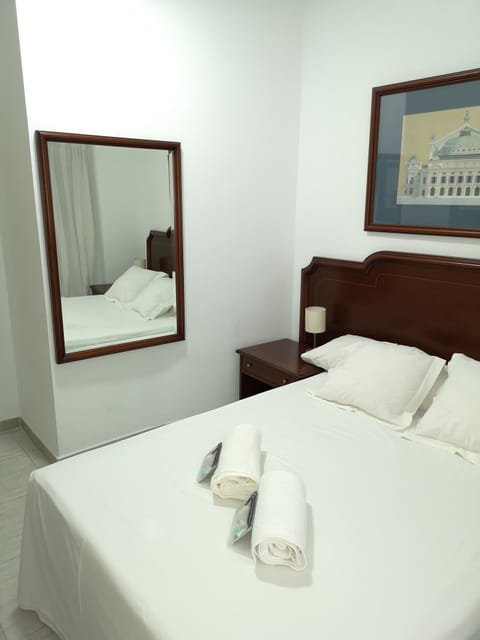 Double Room, Shared Bathroom | Free WiFi, bed sheets